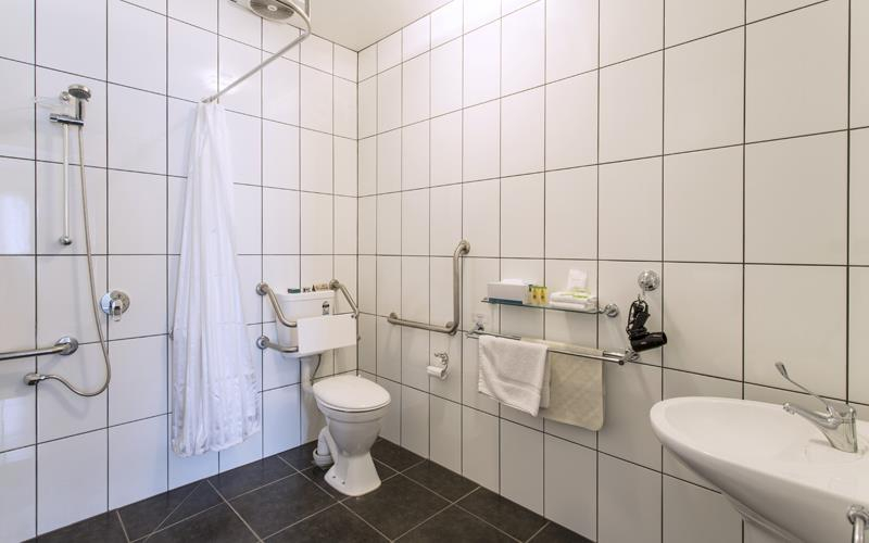 Bathroom 4, Hamilton Lakeside Motel, S. Grampians - Hamilton