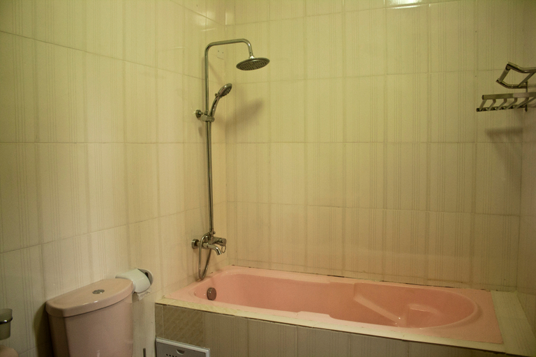 Bathroom 4, Consir Executive Lodge, Accra
