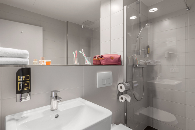 Bathroom 4, Serways Hotel Weiskirchen, Offenbach