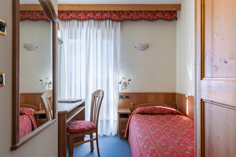 Bedroom 3, Family Hotel La Perla, Trento