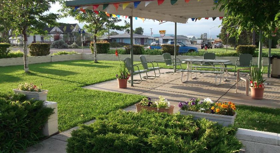 Public Area, Adobe Sands Motel, Garfield