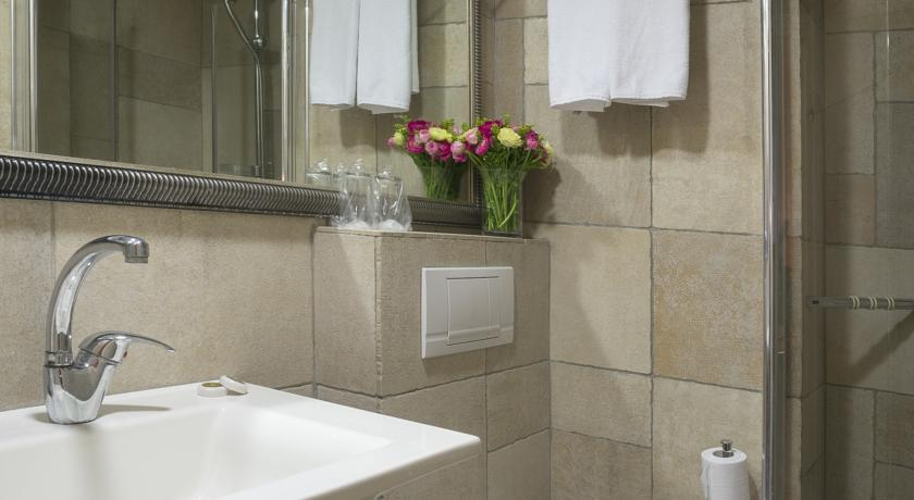 Bathroom 5, Palatin Hotel