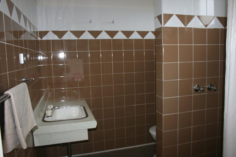 Bathroom 4, Norfolk Pine Motel, Bega Valley