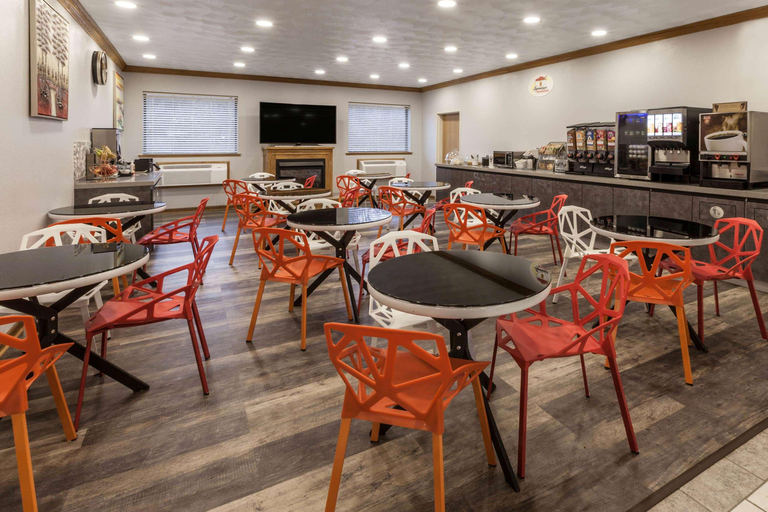 Food & Drinks 5, Super 8 by Wyndham Uniontown PA, Fayette
