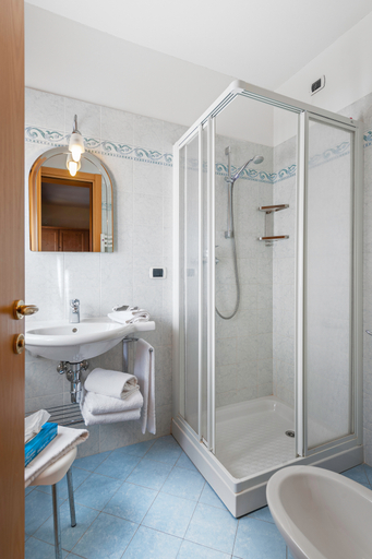 Bathroom 4, Family Hotel La Perla, Trento