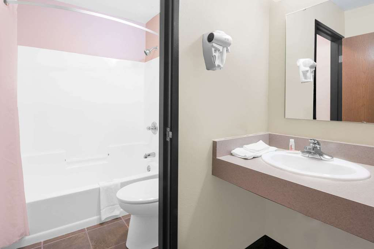 Bathroom 3, Super 8 by Wyndham Ely Minnesota, Saint Louis