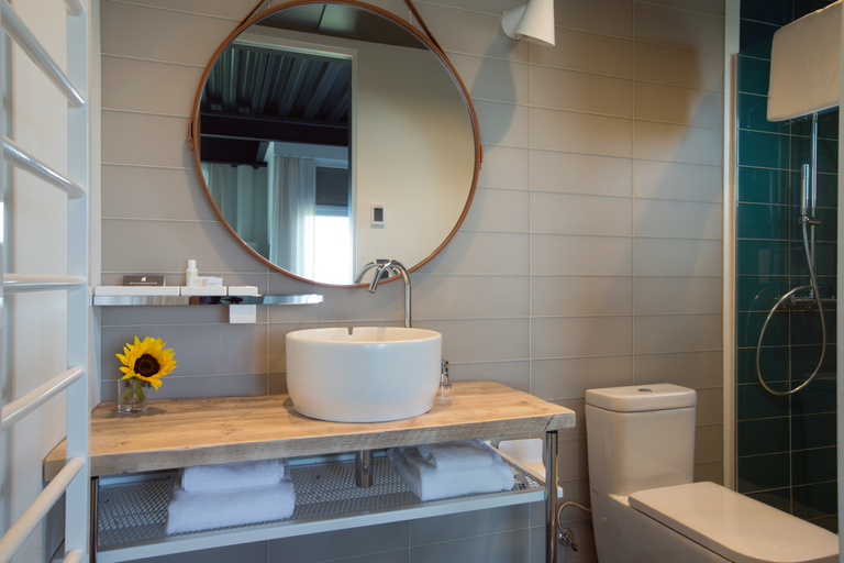 Bathroom 4, 250 Main Hotel, Knox