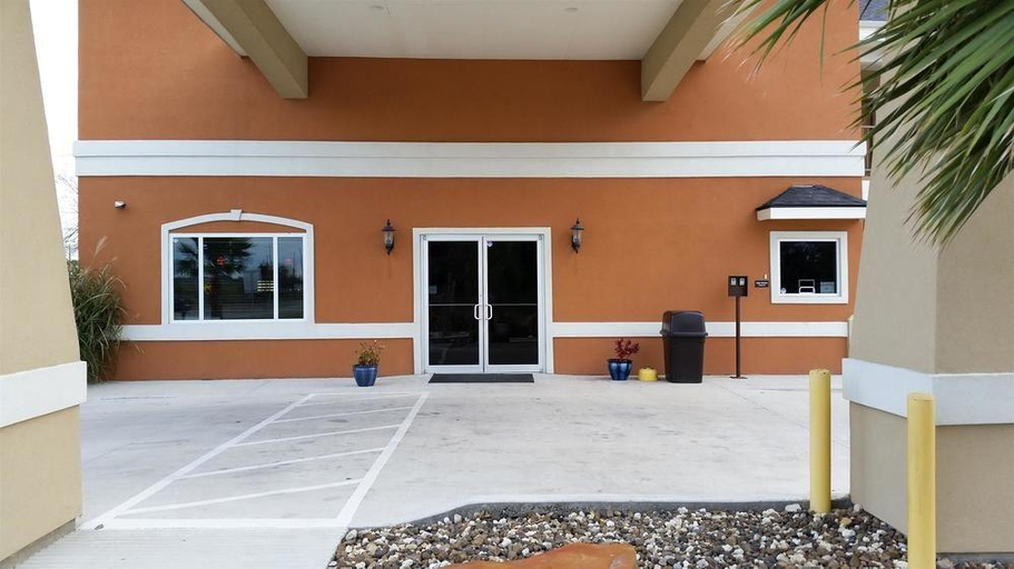 Public Area 3, Studio 6 Beeville, TX, Bee