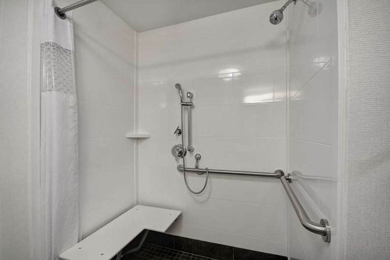 Bathroom 5, Hampton Inn Blue Ash Cincinnati, Hamilton