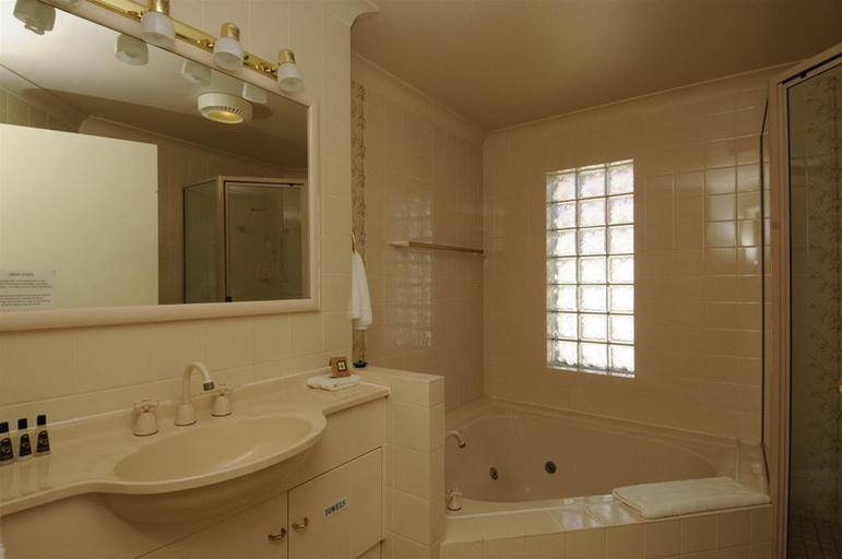 Bathroom 4, McNevin's Warwick Motel, Warwick - Central