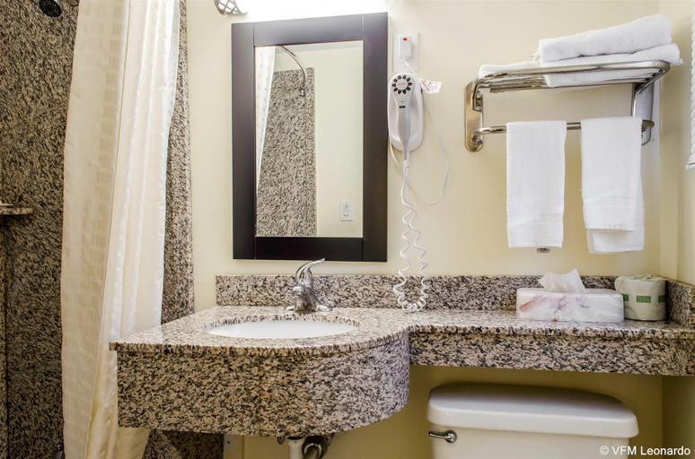 Bathroom 4, Econo Lodge Bellefonte I-99, Centre