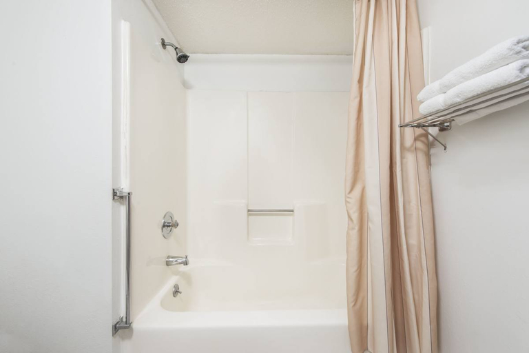 Bathroom 5, Knights Inn Wentzville MO, Saint Charles