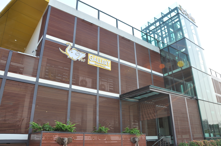 Exterior & Views