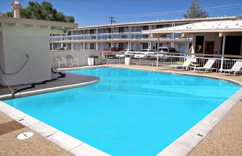 Sport & Beauty, Holiday Motel, Humboldt