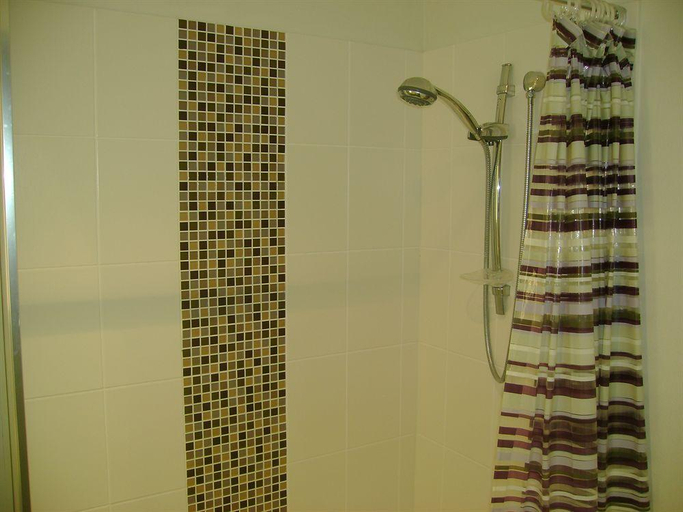 Bathroom 4, A Tropical Nite, Douglas