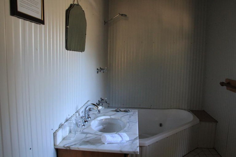 Bathroom, Lovedale Cottages, Cessnock