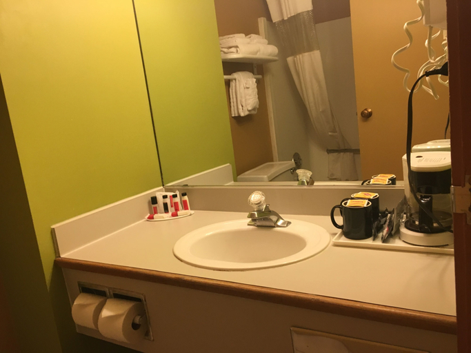 Bathroom 4, Ramada by Wyndham Portland Airport, Multnomah