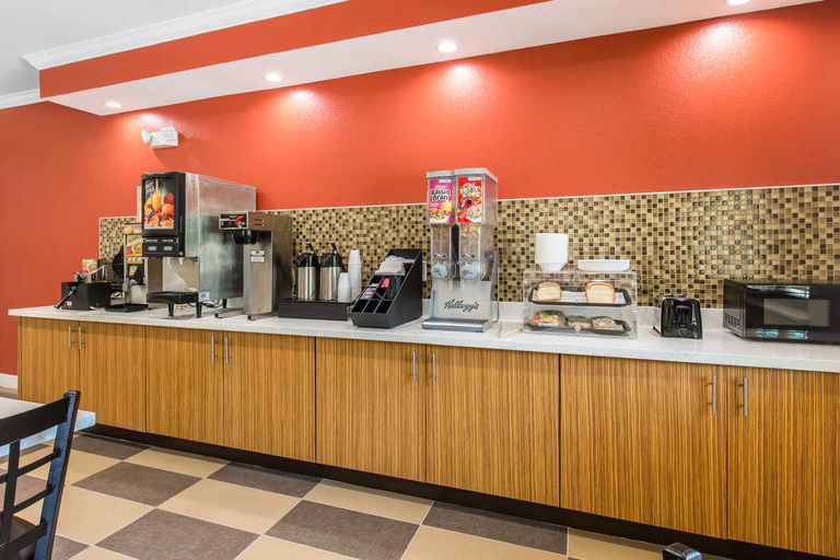Food & Drinks 5, Econo Lodge Inn & Suites Spring, Houston