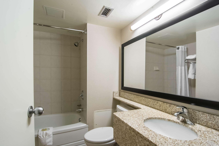 Bathroom 4, Quality Inn & Suites Yellowknife, Fort Smith