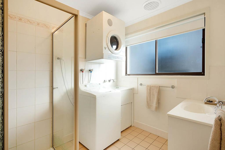 Bathroom 3, Eagle Heights Holiday Units, Bega Valley