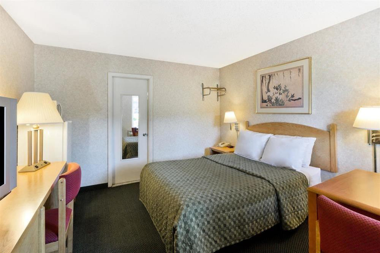 Bedroom 2, Pocono Night Lodge, Monroe