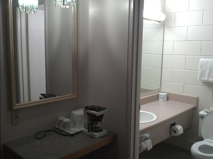 Bathroom 4, Knights Inn Brandon, Division No. 7