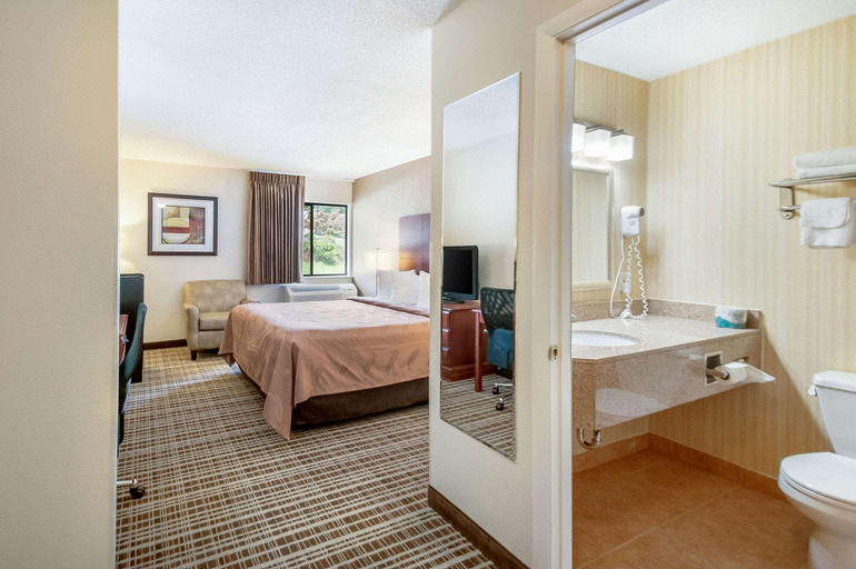 Bathroom 5, Quality Inn Harpers Ferry, Jefferson