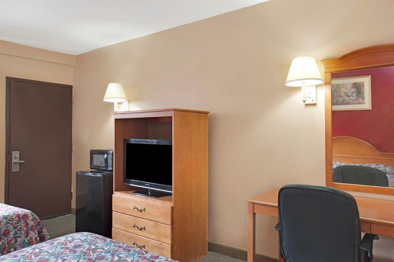 Bedroom 4, Knights Inn Pine Brook, New York
