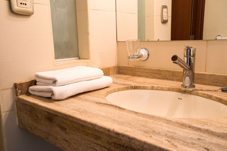 Bathroom, Anteus, Cercado