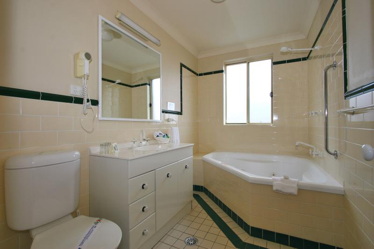 Bathroom 5, Terralong Terrace Apartments, Kiama