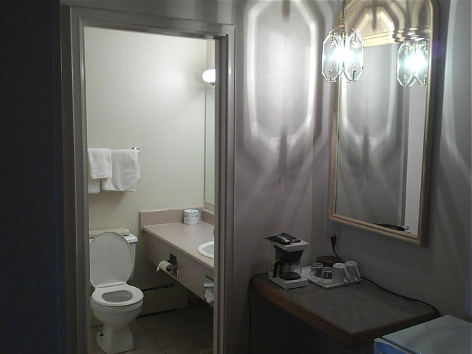 Bathroom 5, Knights Inn Brandon, Division No. 7