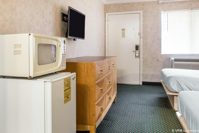 Bathroom, Rodeway Inn, Atlantic