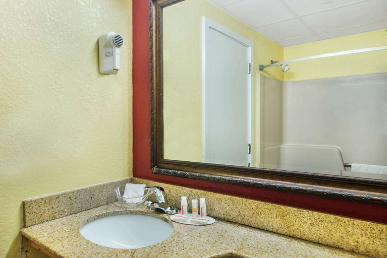 Bathroom 4, Quality Inn White River Junction, Grafton