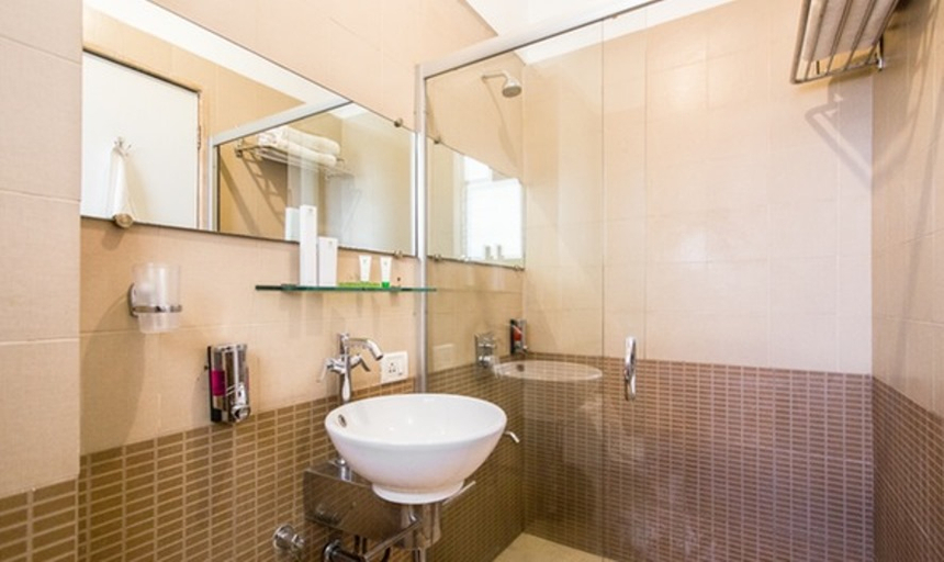 Bathroom 4, Treebo Brooks Manor, Pune