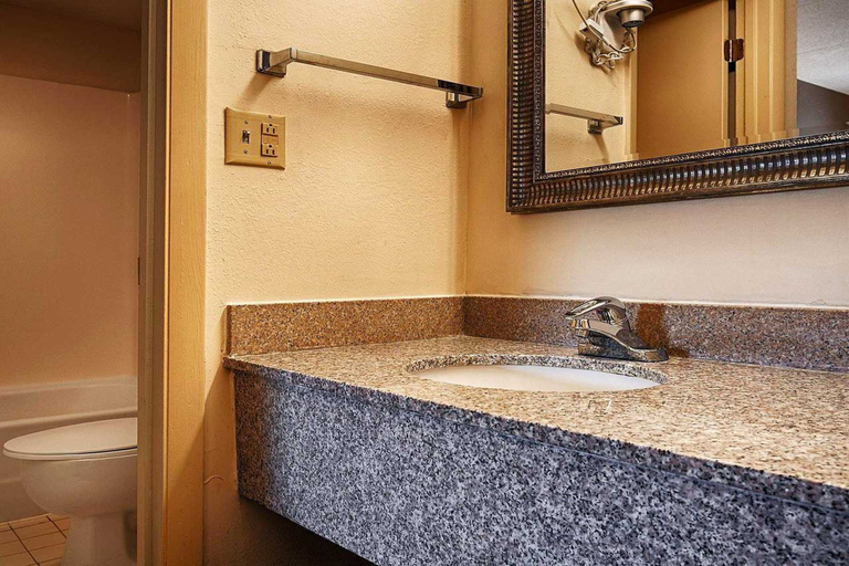 Bathroom 4, Econo Lodge Inn & Suites Chickamauga Battlefield, Catoosa