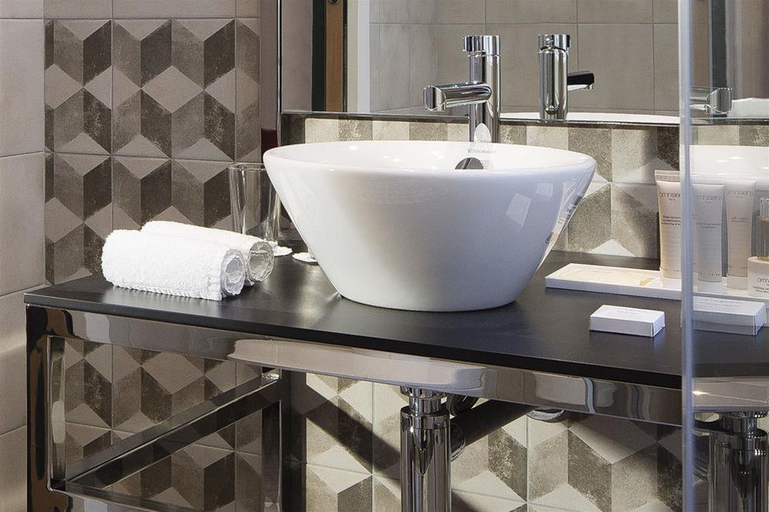 Bathroom 5, Hôtel Les Matins de Paris & Spa, Paris
