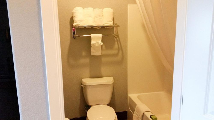 Bathroom, Studio 6 Beeville, TX, Bee