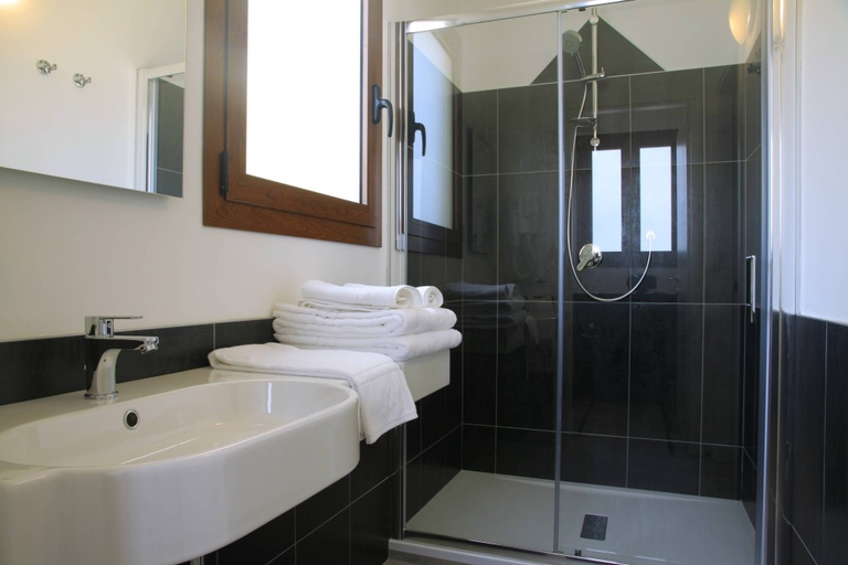 Bathroom 4, Blue Bay, Palermo