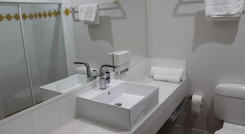 Bathroom 5, Springwood Motor Inn, Slacks Creek