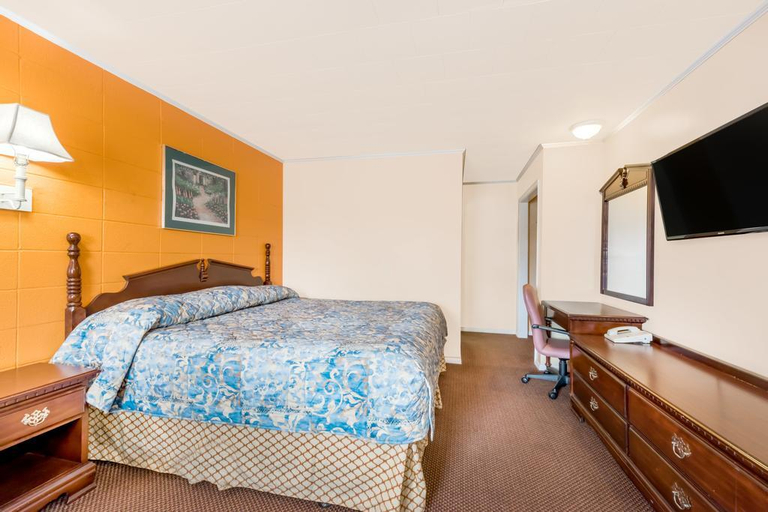 Bedroom 5, Knights Inn Mifflintown, Juniata