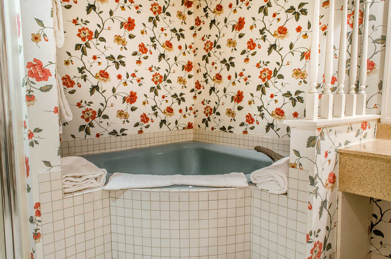 Bathroom 4, Graduate by Hilton State College, Centre