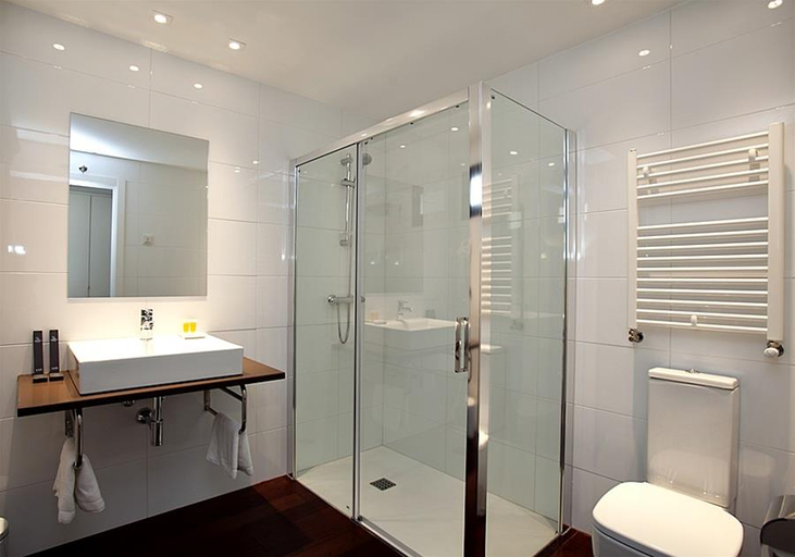 Bathroom 4, Apolonia, Soria