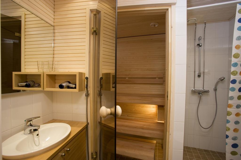 Bathroom, WILDERNESS HOTEL JUUTUA, Lapland