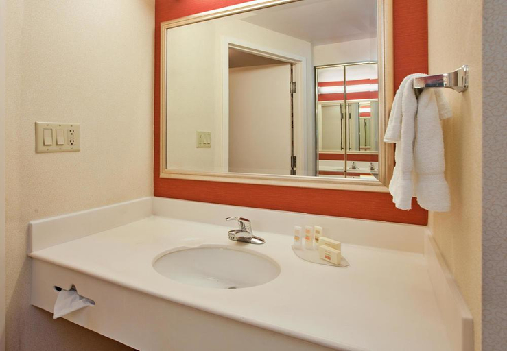 Bathroom 4, Courtyard Toronto Vaughan, York