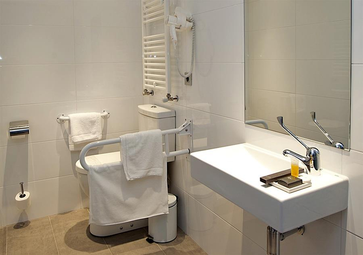 Bathroom 4, Apolonia, Soria