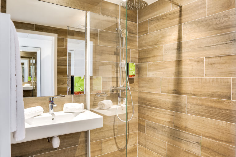 Bathroom 4, The Originals City, Hotel Caen Memorial, Calvados
