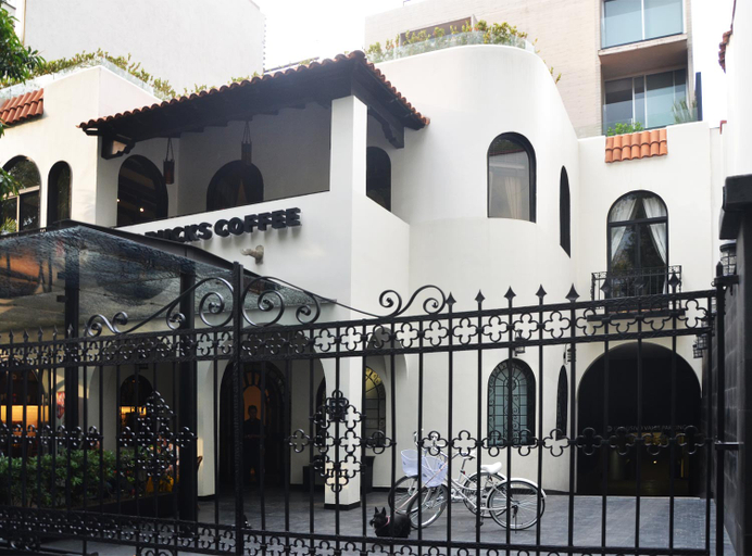 Exterior & Views