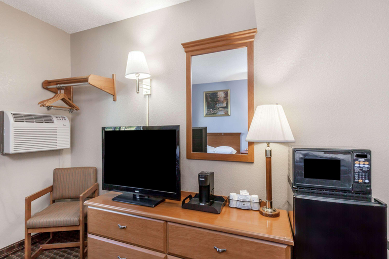 Bedroom 3, Super 8 by Wyndham Johnstown/Gloversville, Fulton