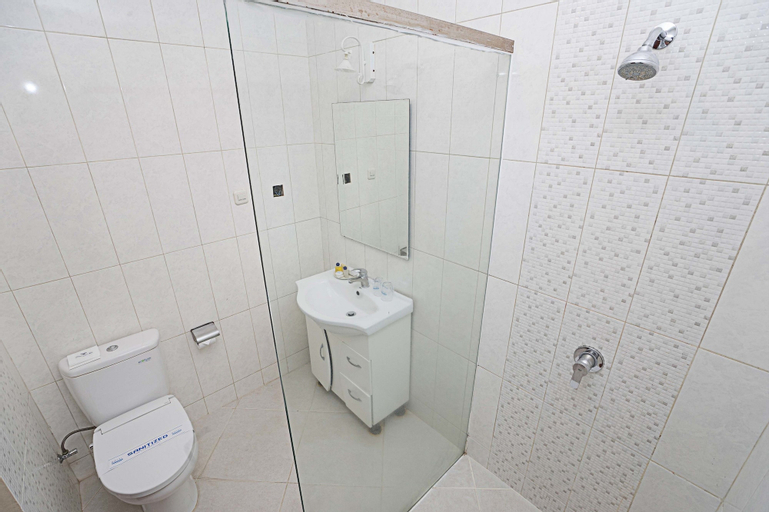 Bathroom 18
