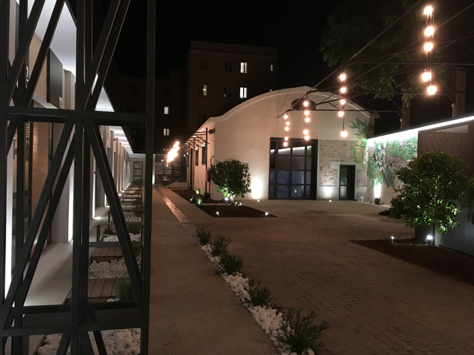 Exterior & Views